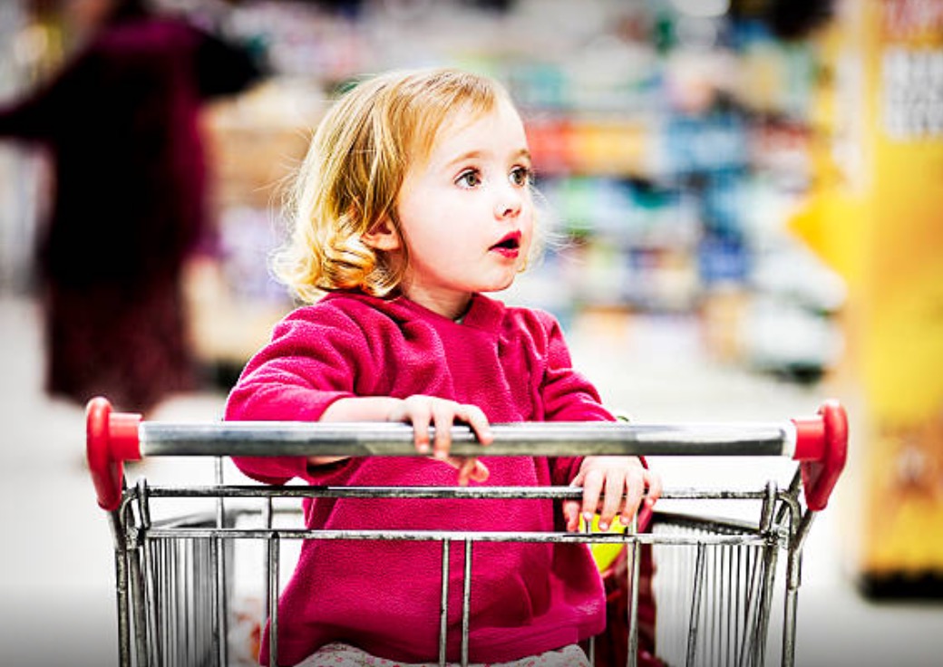 Ребенок требует маму. Ребенок в магазине. Супермаркет для детей. Ребенок просит игрушку. Ребенок с тележкой в магазине.
